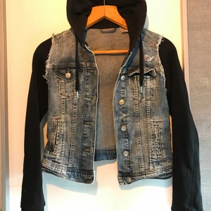 Jeans jacka - Jätte cool jeans jacka/hoodie med några coola detaljer. Den är i väldigt bra skick och använt ett få tals gånger. Säljer på grund av att det är för liten<3 Köparen står för frakten 
