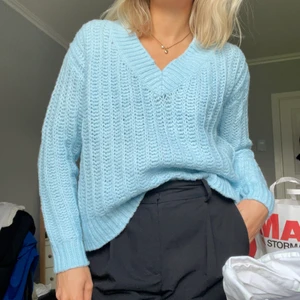 Stickad tröja - Ljusblå v-ringad stickad tröja från vero moda! Funkar även med en vit tisha under om man vill det! Färgen stämmer bättre överens på första bilden