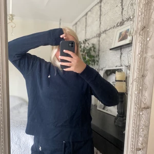 Ralph Lauren sweatshirt strl S - Jättefin och mysig tröja som passar både strl S och M. Tröjan är använd men fortfarande i fint skick och superskön! :)