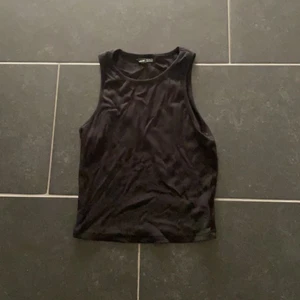 Svart och vinrött linne - Två stycken ribbade linnen från shein. Sitter inte så bra på mig, hoppas komma till mer användning hos någon annan. HELT OANVÄNDA! Köp en för 30 eller båda för 50💜