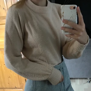 Stickad tröja - Jätte fin rosa beige stickad tröja. Den är lite nopprig men annars är den i bra skick<3 köparen står för frakten 