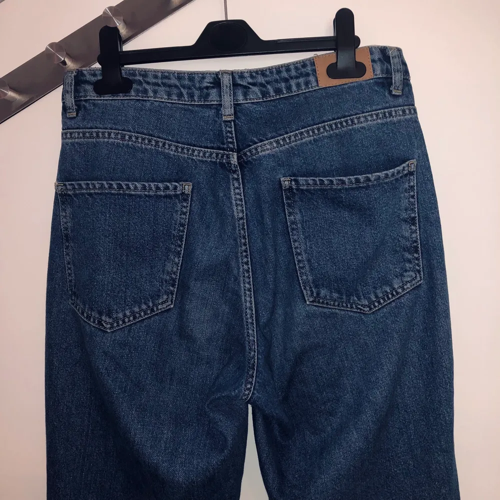 mom jeans i fint använt skick. lite kortare modell. mindre slitningar vid kanten. dma för fler bilder! . Jeans & Byxor.