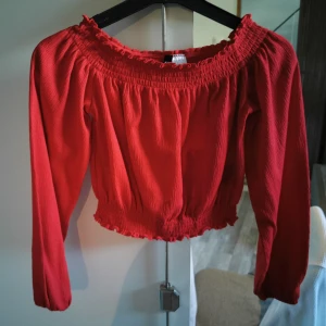 Röd långärmad croptop - Använd få gånger 