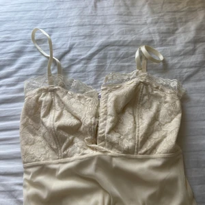 Y2k klänning - Köpt på sellpy och är så smickrande. Tyvärr inte riktigt min stil. Jag är 175 cm och den slutar ovanför knäna. Den är inte genomskinlig!