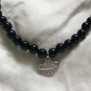 Halsband⚡️ - Svarta pärlor med en strassplanet i mitten⚡️