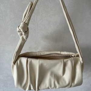 Väska - Fin gräddvit/beige väska som tyvärr inte kommer till användning. Använd ett fåtal gånger men ser helt ny ut, stor och rymlig