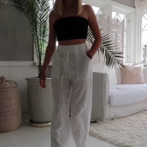 Vita byxor i storlek XS💕 - Ser precis ut som linnebyxor men det är inte linnematerial! Jag har vanligtvis storlek S och dessa passar mig i midjan men är tyvärr för långa för mig, jag är 155cm✨ *LÅNADE BILDER*
