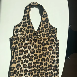 Leopard top - Fin halterneck top i leopard som jag sydde för ett tag sedan men ej får användning för 💘 frakten är inräknat i priset! 