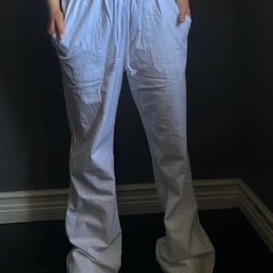 Linnebyxor - Sälja dessa superfina linnebyxor från Byanastasia då de inte riktigt kommit till användning. Använda Max 2 ggr och i super fint skick. Har sprättat sömnen längst ner i byxan så det är aningen längre än från början. OBS: inte mina bilder! (Kan skicka egna ifall det behövs)💖