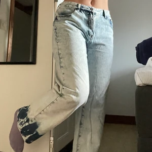 Ljusblåa jeans - Långa blå jeans med mönster där nere! Så sköna och sitter så bra, speciellt på rumpan!