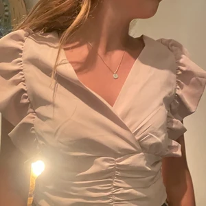 Topp - En fin topp med volang kommer tyvärr inte till användning längre. Nypris 200kr men säljer för 100