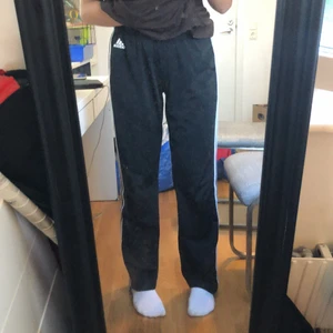 adidas mjukisbyxor  - inte alls använda, svarta raka Adidasbyxor med snören i midjan och spän bara band längst foten