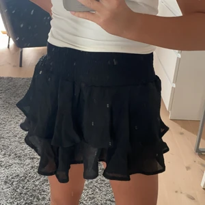 Svart kjol i storlek xs - En ganska kort svart kjol i strl xs. Den inte är använd, då jag beställde den för liten. Den är i mycket gott skick och precis som ny. Den passar till nästan allt och jag rekommenderar den starkt. Köparen står för frakten + föremålets kostnad.