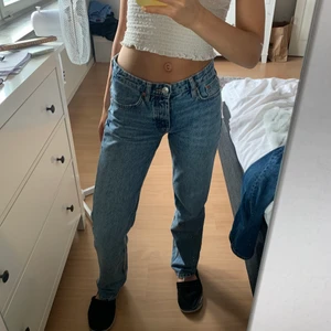 Zara jeans  - Blå jeans från Zara. Storlek 36. Sitter bra i längden på mig som är 171. Mycket fint skick. Köpare betalar för frakt 💖