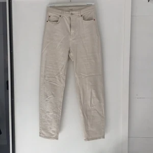 Jeans - Ljusbeiga jeans, fint skick. Köparen står för frakten, kan annars mötas upp i Stockholm.
