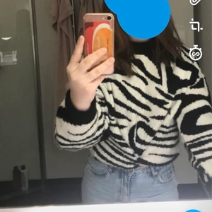 Tröja - Säljer min zebra tröja köptes för 2 år sedan, är i bra skick och använd få gånger💜