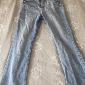 Gina tricot jeans storlek 38  - Säljer dessa snygga jeans från Gina tricot för jag har inte användning för dom längre💕💫 Storlek 38 men sitter som en 36💕 Använt men inga skador eller något 💫