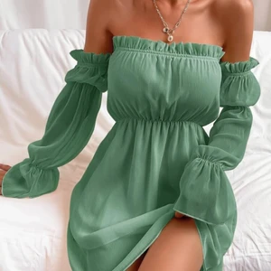 Grön sommarklänning  - Bilderna e från shein. Säljer den här extremt fina klänningen i storlek M. Helt oanvänd (bara provad). Möts upp i Stockholm men kan fraktas (dock betalar köparen för frakten). 