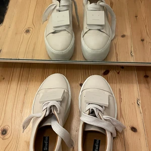 Plattform Acne sneakers  - Suppersnygga pastel rosa platform sneakers med den ikoniska ”Drihanna plaque” ansiktet från Acne Studios. Använt tre gånger. 