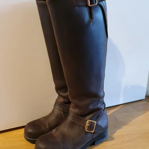 johnny bulls high boot - I fint skick strl 35 men jag brukar ha strl 36.5 annars . Mörkbruna. Kan skicka men köparen står för frakten.