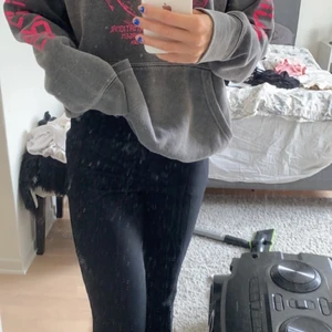 hoddie från prettylittlething - tröja från PrettyLittleThing,använd ca 3 gånger,storlek m