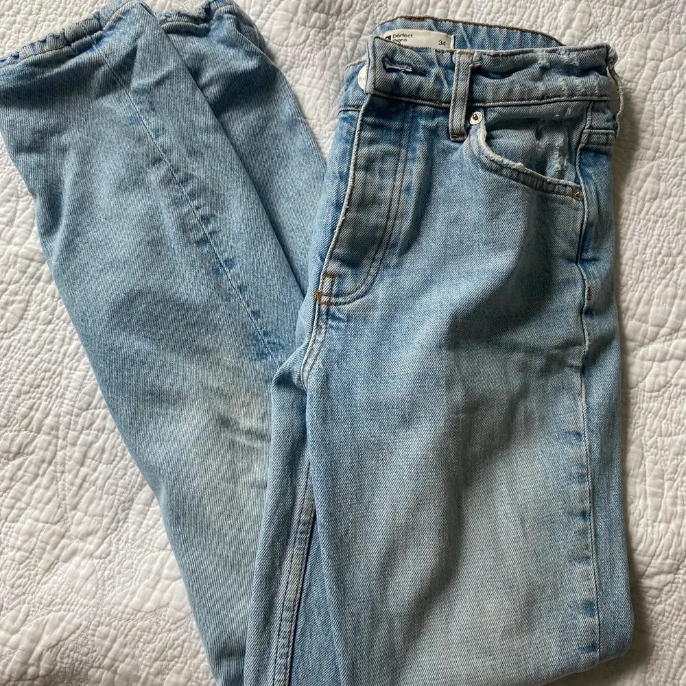 Super fina jeans från Ginatricot som var mina favoriter innan men som tyvärr blivit för små. 🤍 dom är liknande sånna som är på första bilden 🌟. Jeans & Byxor.