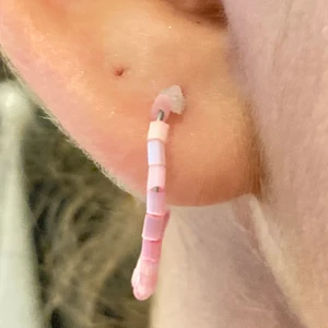 Rosa pärl örhängen 💖 - Rosa pärl örhängen för endast 29kr! Det gula som ni ser är bara limpistolen det är inget farligt eller så. Frakt 12kr