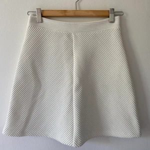 Ribbad kjol - Säljer min fina ribbade kjol för 60kr + 49kr frakt. Den är i befintligt skick.💕✨