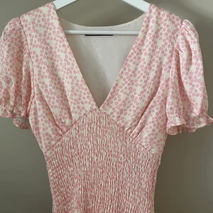 Blommig klänning - Klänning i det sötsate mönstret någonsin som jag endast använt en gång pga att jag inte hittat tillfällen för den. 🥺Tight/smock upp till bysten, v- ringad med små puffärmar. Köpt på Zara för 399kr för ca 3 månader sedan, finns inte kvar på hemsidan. Kan mötas i Uppsala, annars står köparen för frakt. 