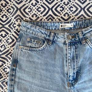 ljusblåa jeans som tyvärr blivit för små💔 lite slitna nertill och på linningen (bild 3) men tycker bara att det ger lite struktur! nypris 499kr