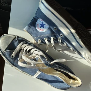 Converse  - Ett par mörkblå converse i storlek 37 som tyvärr har blivit för små säljer för utropspriset ❤️ frakt tillkommer jag vet nt riktigt vad den kommer kosta 