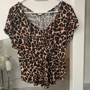 Leopard topp från Gina tricot - Storlek s 