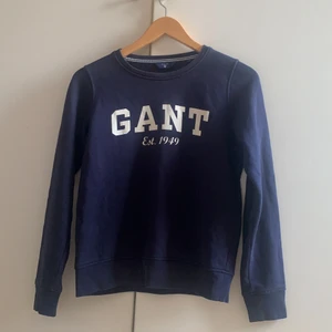 Gant tröja  - En snygg marineblå GANT tröja i storlek xs, ganska använd men förövrigt fint skick 
