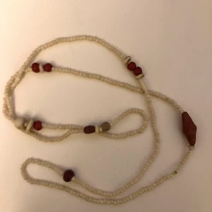 Halsband - Jätte fint långt pärlhalsband, det går också att loopa runt den!
