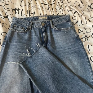 Gina tricot - snygga jeans i en lite mörkare blå färg, perfekt till hösten!🍂 Mitt pris inkl frakt🧡