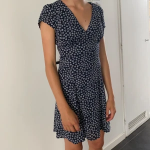Blommig klänning  - En blommig klänning som är mycket sparsamt använd! Fin och bra skick men kommer tyvärr ej till användning längre!