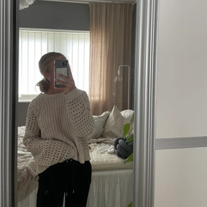 Beige stickad tröja🌸 - Supergosig beige stickad tröja som passar fint både nu under sensommaren men även in på vintern.💕🙌