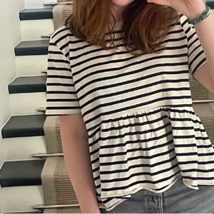 Randig topp zara - Intressekoll på denna randiga topp ifrån zara! Den har en söt volang och är väldigt populär. Ser vad folk kan buda lånad bild. 