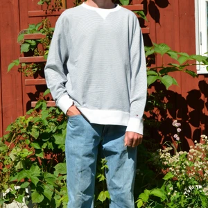 Vintage Tommy Hilfiger Sweater [S004] - Vintage Tommy Hilfiger Sweater                  Excellent Vintage Condition, Size 3XL(fits XL), Model length: 193cm, 299sek             Measurements: Chest: 67 cm, Shoulder To Shoulder: 57 cm, Sleeve: 63 cm, Length: 76cm                        Skickas inom 24h, samfrakt är möjligt, 14 dagars retur.                                                                   Regler & villkor i våran beskrivning!                       För fler bilder eller övriga frågor, skriv gärna!