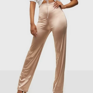 Straight Satin pants - Jätte fina sköna satin byxor, helt oanvända med lappen kvar. 