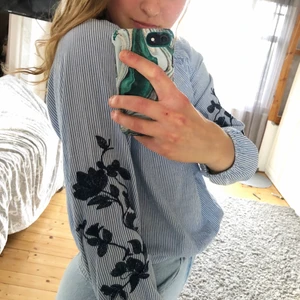 Vit/blå randig blus m marinblå detalj - Säljer pga använder inte längre. Skön och luftig samt passar bra till ljusblå jeans. Jag är 172 cm. Köpare står för frakten.