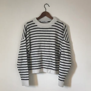 Stickad tröja - Randig stickad tröja från NAKD. Storlek S. Skicka gärna ett meddelande vid frågor! 