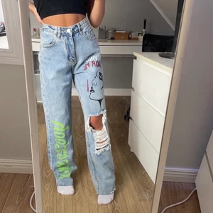 Jeans med coolt tryck!  - 💜 PUBLICERAR IGEN PÅ GRUND AV OSERIÖSA KÖPARE, säljer dessa supercoola jeans köpta från shein!! BUD ÄR BINDANDE 