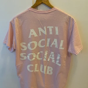 Äkta Assc T-shirt  - Äkta ASSC T-shirt i storlek M. Använd 1-2 ggr så den är i perfekt skick. Inga cracks på trycket varken fram eller bak. Postar spårbart, vill du hellre ha den levererad billigare utan spårbart gör du det valet på egen risk och frakten skulle då bli ca 40kr. :) 