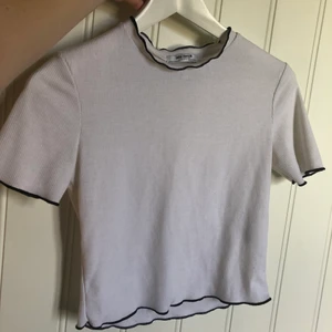 Topp - Topp från zara med detaljer i ändarna, bra skick, lite använd, tror det är M men känns mer som s då den inte har så stretchigr tyg, köpare står för frakt 🤍