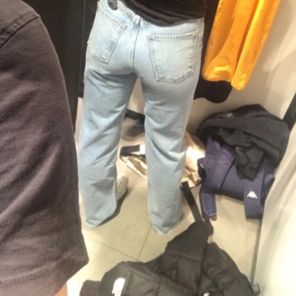 Jättefina jeans ifrån Zara i storlek 36/38🤍sparsamt användna och är därför i mycket bra skick🤍pris är 250kr inklusive spårbarfrakt🤍. Jeans & Byxor.