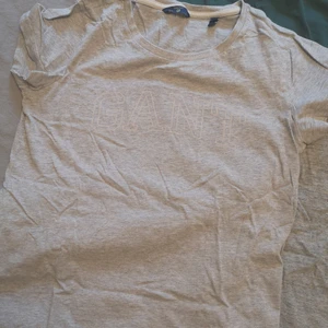 Gant t shirt st S grå - Använd 2ggr. Frakt tillkommer beror på spårbart eller ej. 