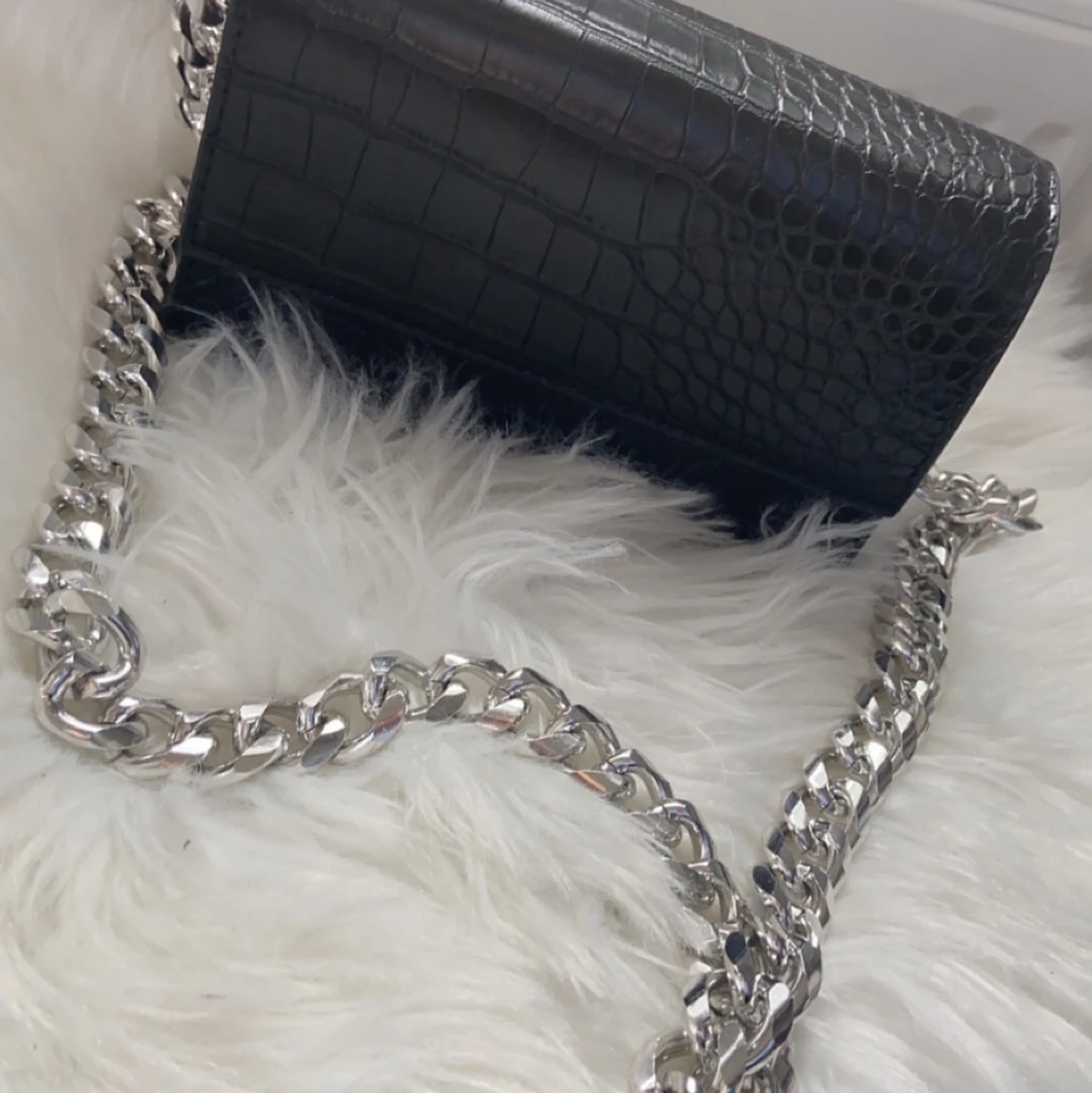 Svart fejk läder väska