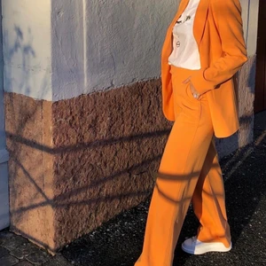 Kostymset - Galet snyggt kostymset i härlig färg! Använt en gång ❤️‍🔥