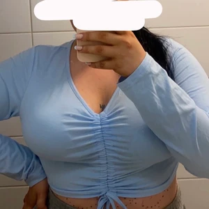 Långärmad tröja  - Super gullig babyblå långärmad tröja💗